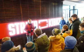 5 - Uczestnicy wycieczki zwiedzają  PGE Narodowy .