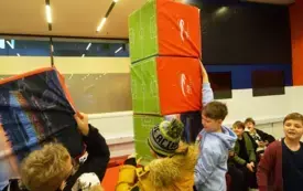 3 - Uczestnicy wycieczki na PGE Narodowym - budują wieżę.