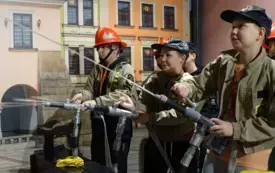 1 - uczestnicy wycieczki w roli strażak&oacute;w - miasteczko edukacyjne