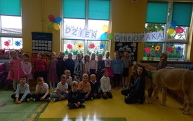 Grupa Jeżyk&oacute;w z alpakami - Rositą i Pilarem