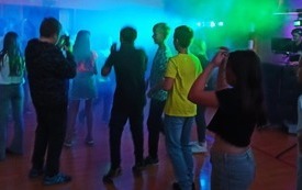 Uczniowie klasy 4 i 5 podczas zabawy