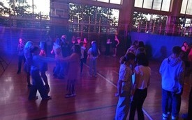 Uczniowie klas 4-6 bawią się na dyskotece
