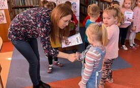 Pani Natalia wręcza nagrodę Kornelii z grupy Żabek.