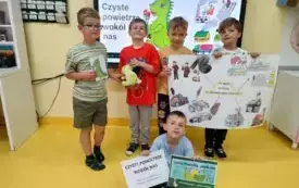 Chłopcy prezentują plakat CO DYMI, CO TRUJE, CO ZDROWIE NAM MARNUJE