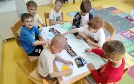 Chłopcy tworzą plakat PACHNĄCA I KOLOROWA ŁĄKA DINUSIA