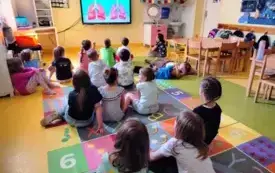 Dzieci oglądają bajkę edukacyjną pt. GDY CHMURA PŁUCA DUSI