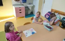 Dzieci tworzą plakat NIE PAL PRZY MNIE, PROSZĘ !!! - stolik 1