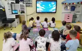 Dzieci oglądają film edukacyjny pt. JAK DBAĆ O CZYSTE POWIETRZE