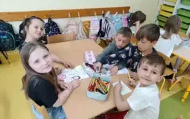 Dzieci tworzą plakat NIE PAL PRZY MNIE, PROSZĘ !!! - stolik 2