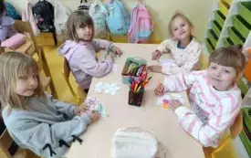 Dzieci tworzą plakat PACHNĄCA I KOLOROWA ŁĄKA DINUSIA - stolik 3