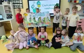 Dzieci z Jeżyk&oacute;w prezentują plakat PACHNĄCA I KOLOROWA ŁĄKA DINKA