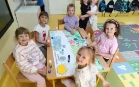 Dziewczynki tworzą plakat PACHNĄCA I KOLOROWA ŁĄKA DINUSIA