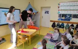 Ratownicy wodni prezentują  sw&oacute;j sprzęt