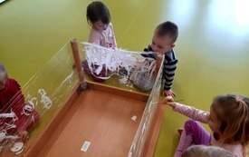 Jagoda, Kuba, Kornelia i Maja malują na folii.