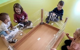 Błażej, Dagmara, Marcel i Maja malują farbą zimowe obrazy.