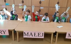 Chłopcy z grupy Żabek przyznają punkty podczas wybor&oacute;w Małej Miss.