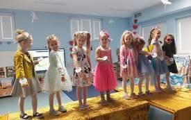 Dziewczynki z grupy Delfink&oacute;w podczas prezentacji swojego stroju.