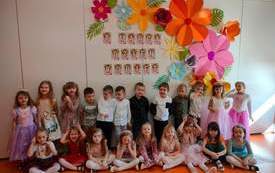 Grupa Pszcz&oacute;łek na sesji zdjęciowej z okazji Dnia Kobiet.