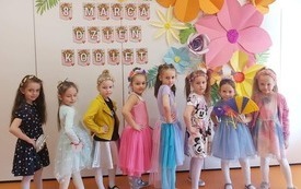 Dziewczynki z grupy Delfink&oacute;w na sesji zdjęciowej z okazji Dnia Kobiet.
