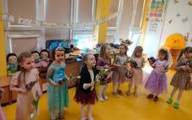 Dziewczynki z grupy Pszcz&oacute;łek z upominkami.