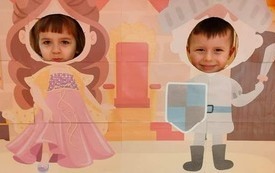 Alicja i Marcel z grupy Pszcz&oacute;łek w fotobudce.