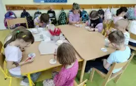 Dzieci szkliwią prezent na Dzień Taty - stolik nr 1