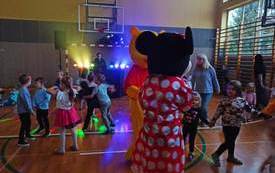 Przedszkolaki bawią się z Myszką Miki