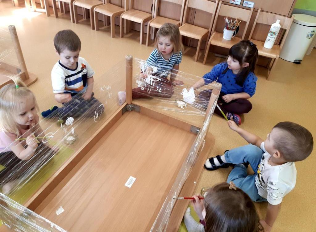 Zdjęcie do Żabki malują po lodzie