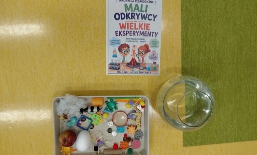 Zdjęcie do Mali Odkrywcy &ndash; Wielkie Eksperymenty. Wrześniowe eksperymentowanie w grupach Jeżyki i Lwiątka.