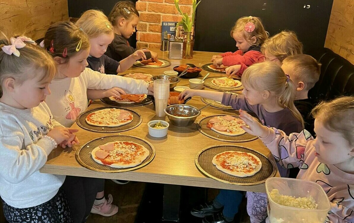 Zdjęcie do Warsztaty kulinarne z robienia pizzy oraz zwiedzanie Miejskiej Komendy Policji przez &bdquo;Smerfy&rdquo; i &bdquo;Biedronki&rdquo;