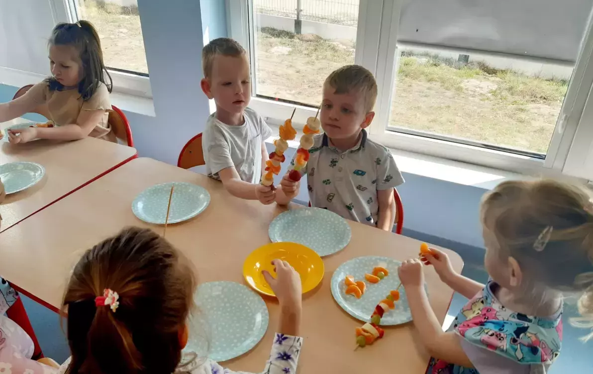 Zdjęcie do Owocowe szaszłyki u ,,Pszcz&oacute;łek&rsquo;&rsquo;