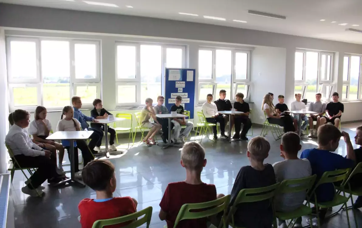 Zdjęcie do Debata przedwyborcza z udziałem kandydat&oacute;w do Samorządu Uczniowskiego na rok szkolny 2025/2026
