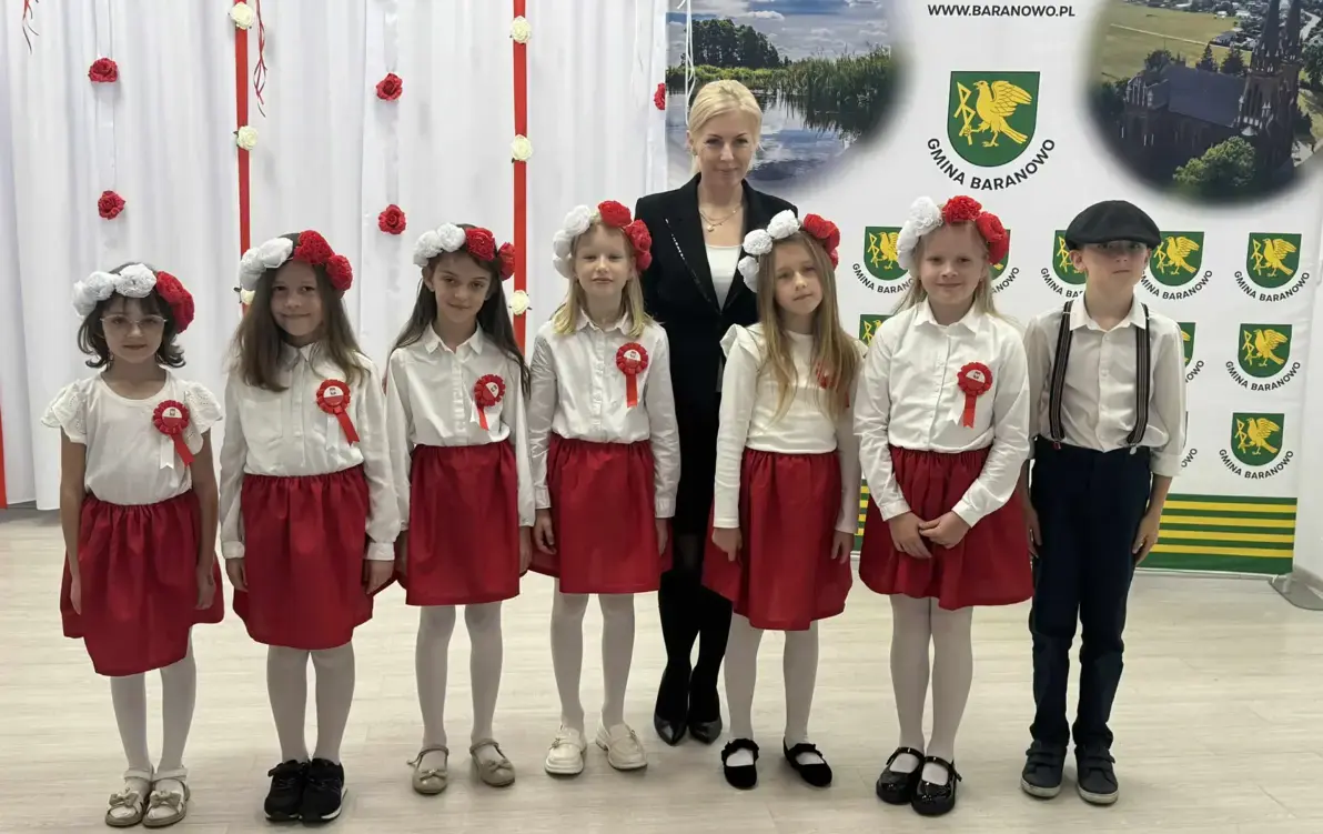 Zdjęcie do Uczniowie z Łęgu Przedmiejskiego z pierwszym miejscem na XVII Przeglądzie Pieśni Patriotycznej i Wojskowej