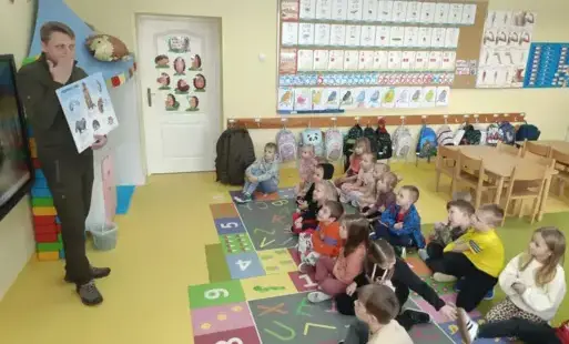 Zdjęcie do Wizyta leśniczego Pana Damiana Piekarskiego w naszym przedszkolu