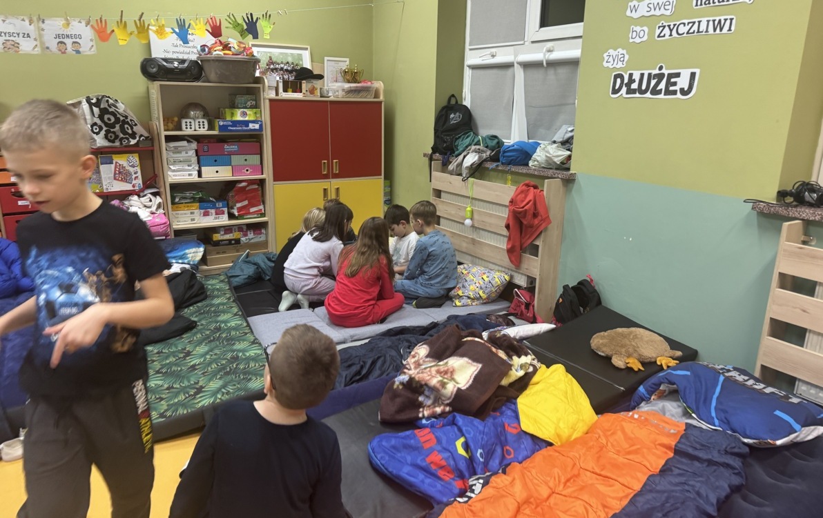Zdjęcie do Mikołajkowa noc pełna magii &ndash; klasa 2 nocowała w szkole