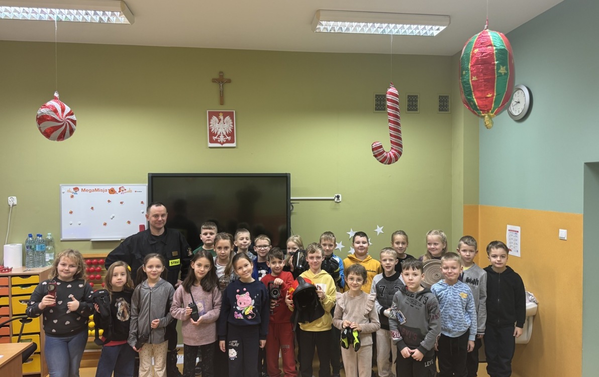 Zdjęcie do Spotkanie z prawdziwym bohaterem &ndash; wizyta strażaka w klasie II