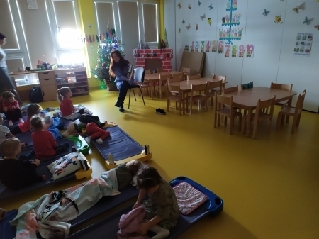 Zdjęcie do Akcja czytelnicza Pszcz&oacute;łek &bdquo;Rodzice czytają dzieciom&rdquo;