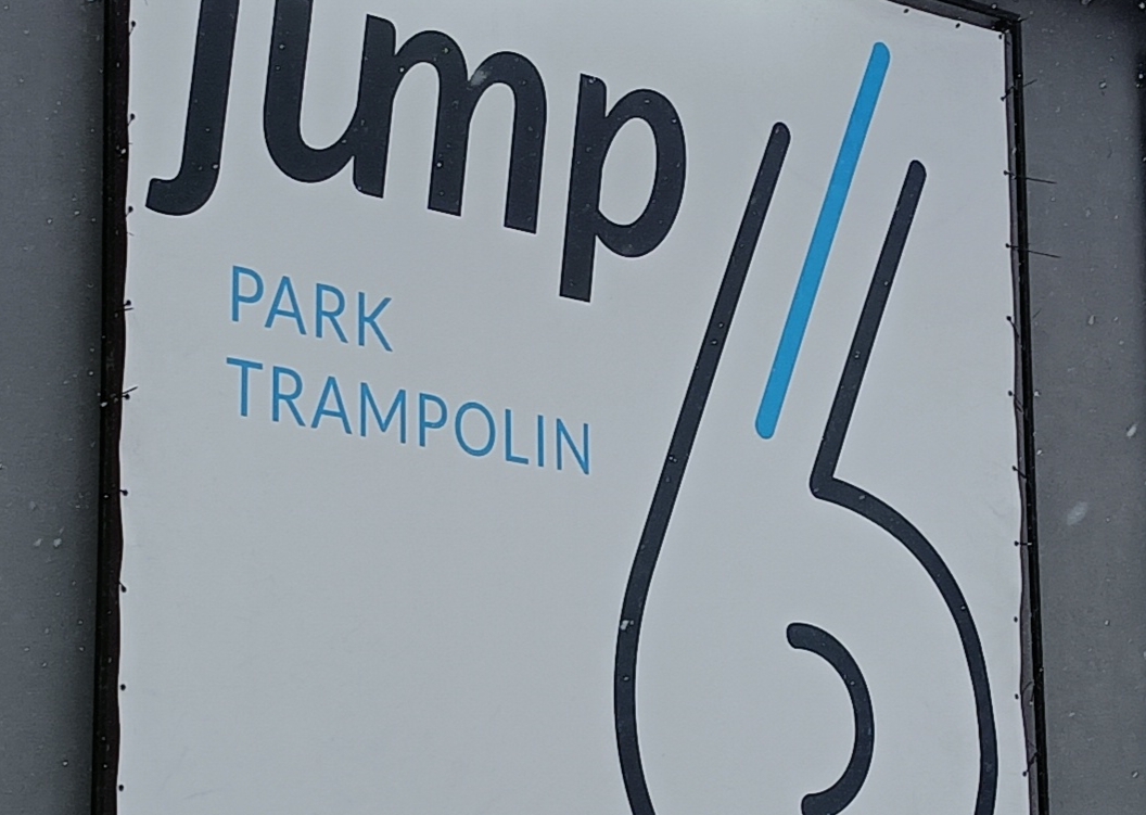 Zdjęcie do Z wizytą w teatrze i parku trampolin