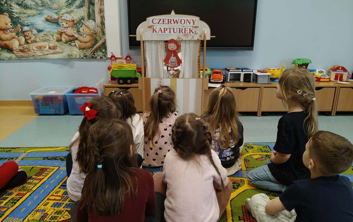 Zdjęcie do Teatrzyk kukiełkowy, pt. &bdquo;Czerwony Kapturek&rdquo; i &bdquo;Trzy Świnki&rdquo; w ramach innowacji pedagogicznej "Z książką do świata wartości"