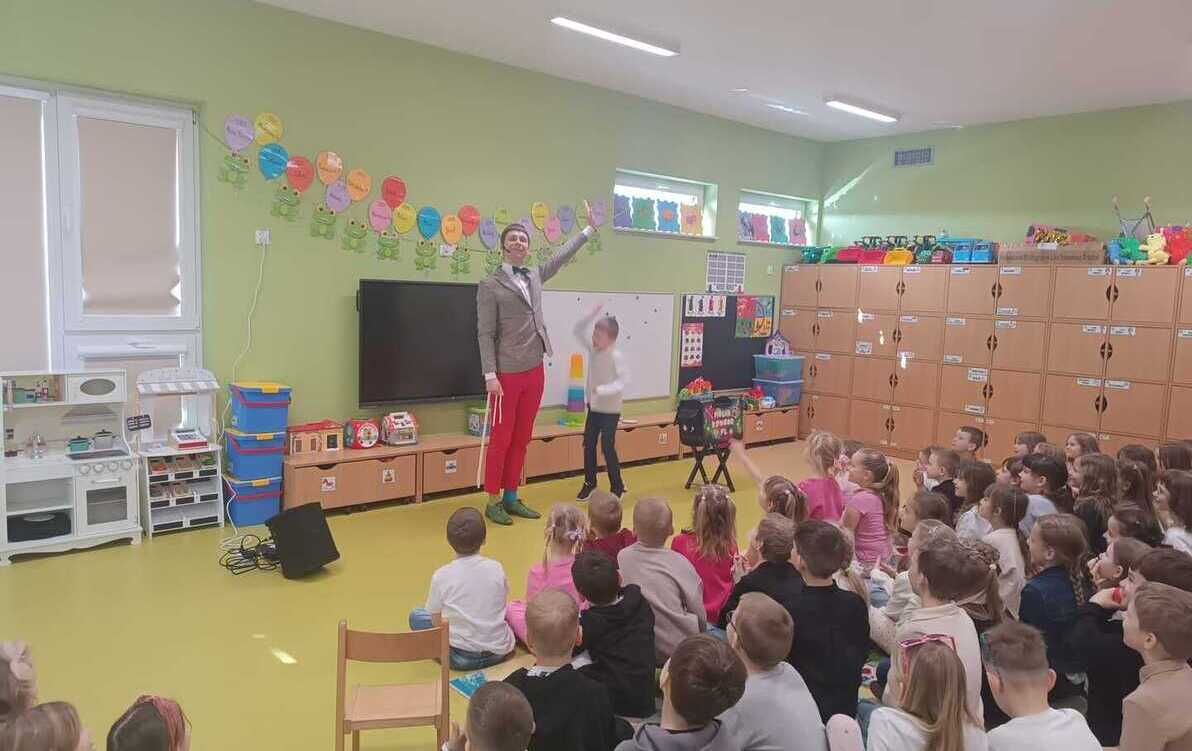 Zdjęcie do Uwaga! Poziom hałasu w naszej szkole osiągnął niebezpieczny poziom &ndash; wszystko za sprawą magii!