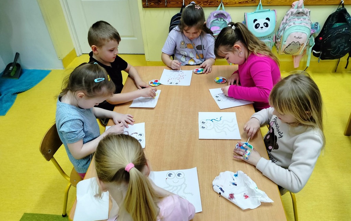 Zdjęcie do Małe rączki, wielkie możliwości &ndash; zabawy, kt&oacute;re rozwijają!