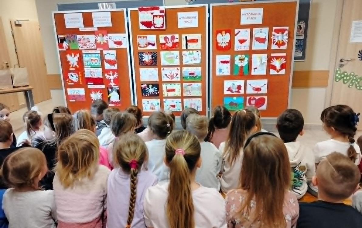 Zdjęcie do Rozstrzygnięcie konkursu plastycznego "Polskie symbole narodowe w oczach dziecka" w przedszkolu