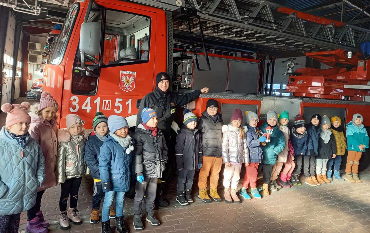 Zdjęcie do  JEŻYKI Z WIZYTĄ W STRAŻY POŻARNEJ W OSTROŁĘCE