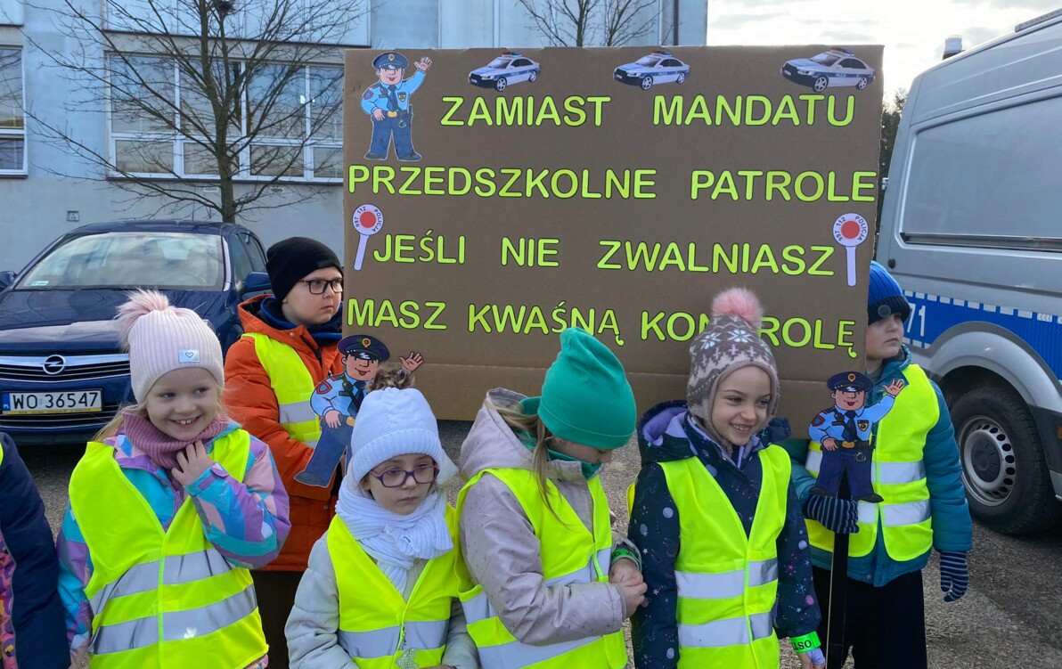 Zdjęcie do "ZAMIAST MANDATU, PRZEDSZKOLNE PATROLE.  JEŚLI NIE ZWALNIASZ, MASZ KWAŚNĄ KONTROLĘ!"