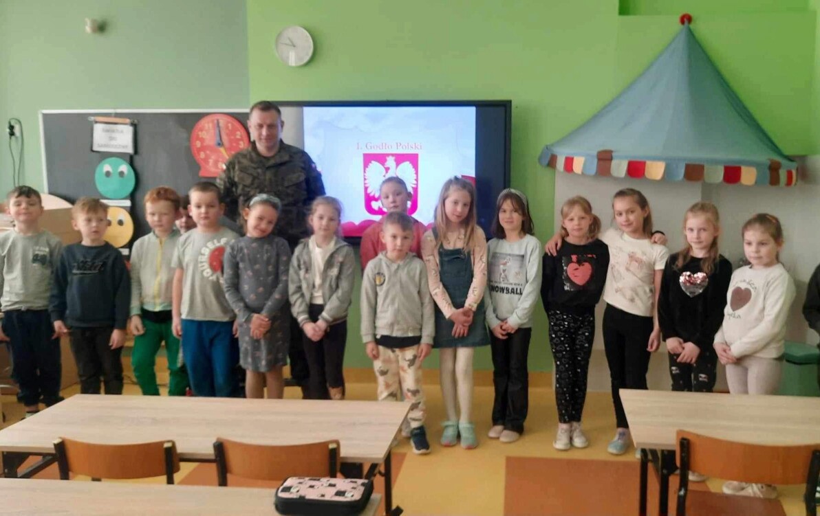 Zdjęcie do Spotkanie uczni&oacute;w klas I-III z Kapitanem Michałem Korzenieckim 