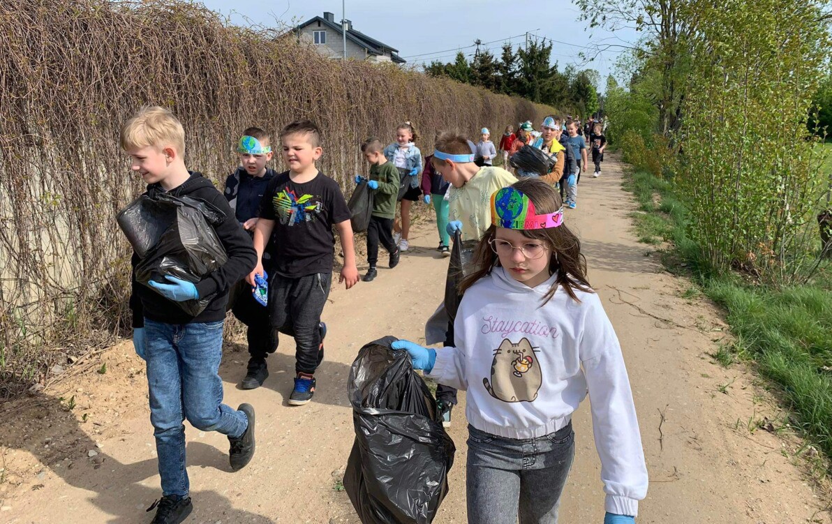 Zdjęcie do Udział klas I-III w akcji &bdquo;Sprzątanie Świata&rdquo;