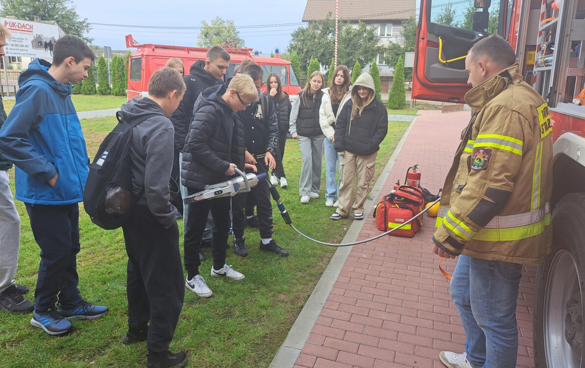 Zdjęcie do Wycieczka uczni&oacute;w klasy VIII do remizy Ochotniczej Straży Pożarnej w Łęgu Przedmiejskim