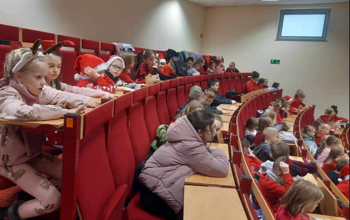 Zdjęcie do Wycieczka na spektakl &bdquo;Piękna i Bestia&rdquo;