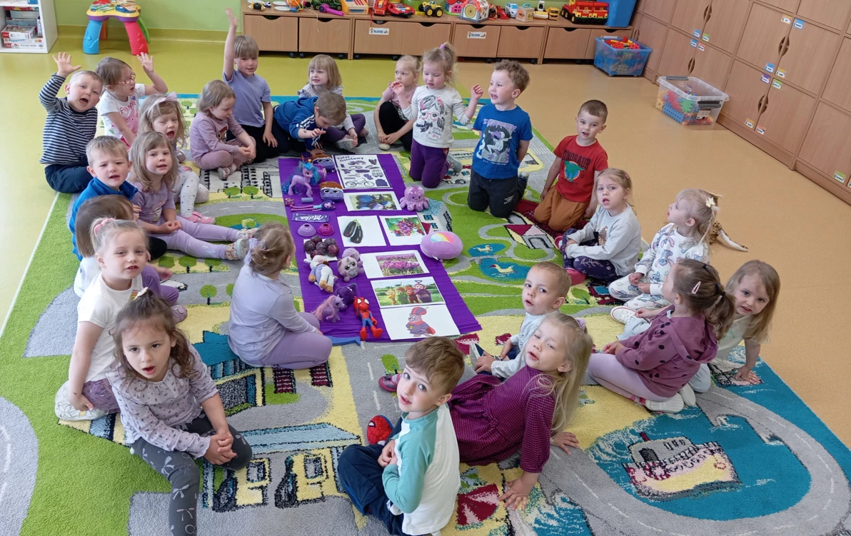 Zdjęcie do Sensoryczna Tęcza - zabawy z kolorem fioletowym