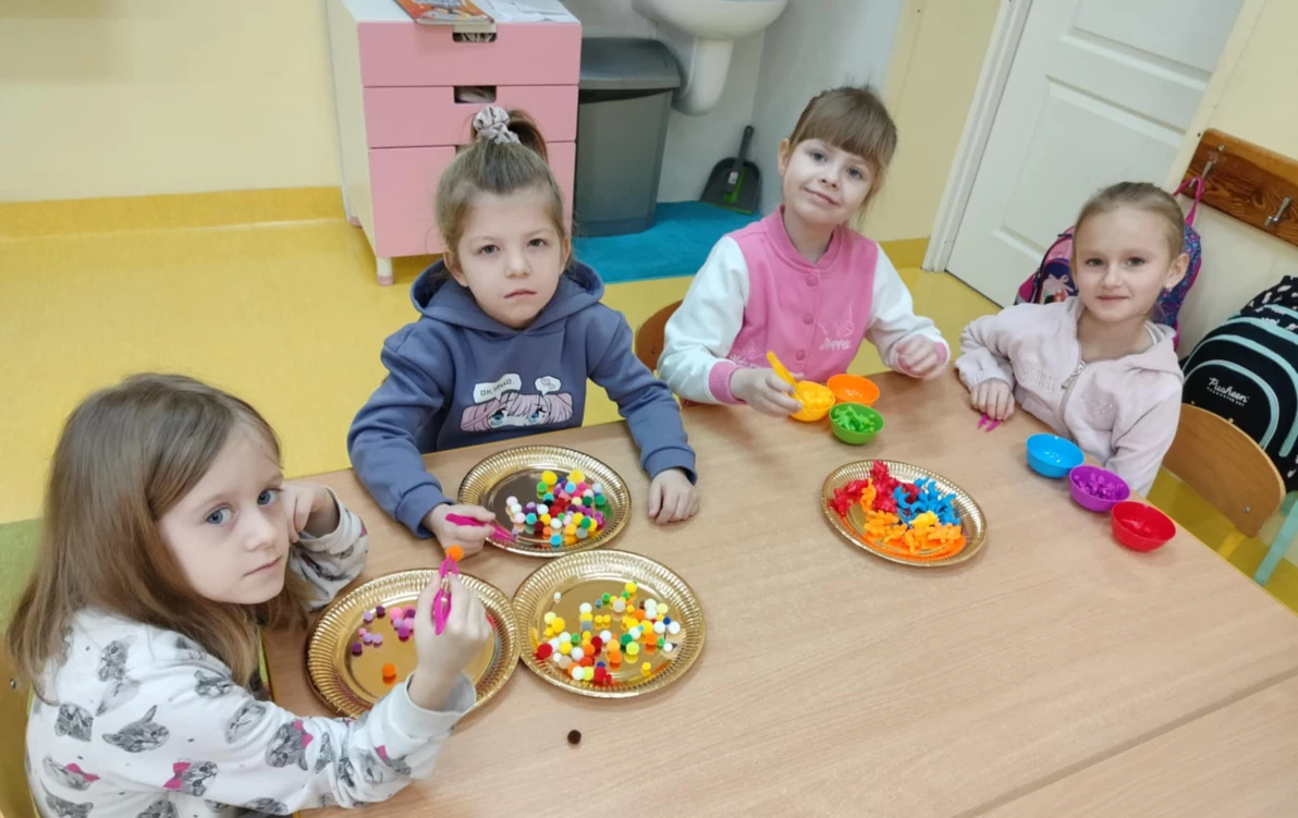 Zdjęcie do &bdquo;Zwinne Rączki&rdquo; &ndash; ćwiczymy motorykę małą w grupach &bdquo;Liski&rdquo; i &bdquo;Jeżyki&rdquo;!